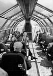 Blick in den 160 km/h schnellen und klimatisierten Aussichtswagen mit goldbedampften reflektierenden Doppelscheiben und entspannten Herren, die die Fahrt in den drehbaren Sitzen in der Aussichtskuppel des Domecars genießen. (1962) <i>Foto: Below</i>