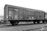Zur beschleunigten Beförderung von Stückgütern konzipierte die Deutsche Reichsbahn in den 1930er Jahren ein Konzept, das als Stückgut-Schnellverkehr bekannt wurde. Der überwiegende Teil des Stückgut-Schnellverkehrs wurde mit sog. "Leig-Einheiten" abgewickelt, die aus zwei kurzgekuppelten Güterwagen bestanden, wie hier dem Gllh 38 und einem Gllh 24. (1963) <i>Foto: Bustorff</i>