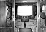 Reisekomfort mit ausgezogenen Sitzen in einem 2. Klasse Wagen der Bauart Mielich, benannt nach dem Abteilungspräsident Paul Mielich, Leiter der Wagenbau- und Einkaufsabteilung des Bundesbahnzentralamts in Minden. (1961) <i>Foto: Bustorff</i>