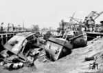 Zerstörte, nicht näher identifizierte Hafenanlage. (08.1945) <i>Foto: Pressefoto ACME</i>