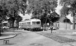 Der Esslinger Triebwagen T 2 der Nordfriesische Verkehrs AG (NVAG) verlässt mit DB-Kurswagen am Haken den Bahnhof Niebüll zum Anleger nach Dagebüll. (03.08.1974) <i>Foto: Dr. Thomas Obst</i>