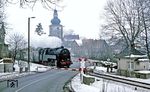 95 1027 passiert mit einem Sonderzug den Schrankenposten 90 an der Häselriether Straße in Hildburghausen. (19.02.1983) <i>Foto: Wolfgang Bügel</i>