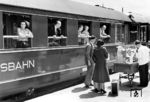 1953 wurde der bis dahin unter dem Namen "Rheingold-Expreß" laufende dreiklassige F 163/164 in "Loreley-Expreß" umbenannt. Als Wagen wurden Schürzenwagen der Gruppe 39 in blauer F-Zug-Lackierung eingesetzt. Während des Aufenthalts in Koblenz Hbf versorgen sich die Fahrgäste der 3. Klasse auf dem Bahnsteig.  (03.06.1956) <i>Foto: Below</i>
