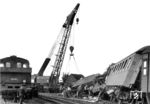 Die näheren Umstände dieses schweren Eisenbahnunfalls in Letter (bei Hannover) sind nicht bekannt. Ein 75t-Schienenkran hilft bei der Bergung der verunglückten Fahrzeuge, 92 662 ist mit dem Hilfszug eingetroffen. (1950) <i>Foto: Hans Berkowski</i>