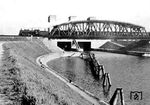 Die Riedbahnbrücke wurde 1880 in Betrieb genommen. Sie führt über den Neckar und über den parallel verlaufendem Neckarkanal. Im Zweiten Weltkrieg wurde sie stark beschädigt, aber erst 2009 durch einen kompletten Neubau ersetzt. (1937) <i>Foto: RVM</i>