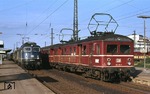 110 271 überholt mit D 271 "Hellas-Express" (Dortmund - Athen) den am Bahnsteig in Bietigheim-Bissingen wartenden 465 005. (26.06.1978) <i>Foto: Peter Schiffer</i>