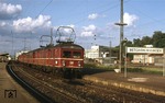 Die Baureihe 465 (ET 65) bildete über Jahrzehnte das Rückgrat des Stuttgarter Vorortverkehrs. Hier verlassen 465 005 + 465 021 den Bahnhof Bietigheim-Bissingen. (26.06.1978) <i>Foto: Peter Schiffer</i>
