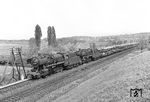 Die Gießener 50 2832 und 50 2413 mit einem Autotransportzug bei Bad Vilbel. (07.05.1964) <i>Foto: Joachim Claus</i>