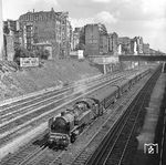 Eine 141 T, die ab 1932 speziell für den Dienst auf den Linien der Pariser Vororte von der l’Administration des chemins de fer de l'État, beschafft wurden, nahe des Bahnhofs Paris St. Lazare. (20.06.1964) <i>Foto: Joachim Claus</i>