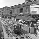 SNCF 141 TD 101 rangiert am Stellwerk 2 des Bahnhofs Paris St. Lazare. Der "Gare Saint-Lazare" ist einer der sechs großen Kopfbahnhöfe in Paris, im 8. Arrondissement, in der Nähe der großen Kaufhäuser. Über ihn wird hauptsächlich der Regionalverkehr in die Île-de-France abgewickelt und mit etwa 100 Millionen Reisenden pro Jahr (274.000 pro Tag) ist er der zweitgrößte Pariser Bahnhof. (20.06.1964) <i>Foto: Joachim Claus</i>