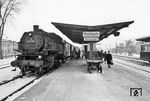 86 705 (Bw Treysa) vor einem Personenzug nach Marburg an der Lahn in Korbach. (07.03.1965) <i>Foto: Detlev Luckmann</i>