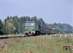 PKP St44-330, die polnische Variante der Bauart M62, eine sechsachsige dieselelektrische Lok aus der Lokfabrik Lugansk, mit einem Personenzug bei Grajewo im Nordosten Polens an der Grenze zu Litauen und Weißrussland. (17.08.1975) <i>Foto: Johannes Glöckner</i>