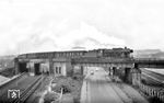39 258 (Bw Kaiserslautern) mit einem Lr auf den Überführungsbauwerk über die Offenbacher Strecke östlich von Frankfurt Süd. (28.09.1957) <i>Foto: Kurt Eckert</i>