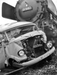 An einem Bahnübergang bei Gießen erwischte 01 1082 vom Bw Bebra einen Mercedes-Benz 319. Der Fahrer überlebte diesen Unfall leider nicht. (1957) <i>Foto: Helmut Först</i>