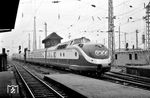 VT 11 5007/5008 erreicht als TEE 77 "Helvetia" (Zürich - Hamburg-Altona) den Frankfurter Hauptbahnhof.  (10.11.1957) <i>Foto: Kurt Eckert</i>