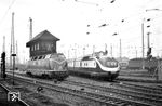 Nach dem Kopfmachen in Frankfurt Hbf fährt TEE 77 "Helvetia" (VT 11 5007/5008) weiter nach Hamburg und begegnet dabei der erst im August 1957 zum Bw Frankfurt-Griesheim abgelieferten V 200 016. (10.11.1957) <i>Foto: Kurt Eckert</i>