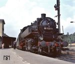 86 1725 vor einem Personenzug im Bahnhof Aue/Sa. (13.08.1976) <i>Foto: Johannes Glöckner</i>