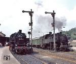 Im Bahnhof Aue/Sa stehen 86 1725 mit einem Personenzug nach Blauenthal und 86 1775 nach Schwarzenberg. (13.08.1976) <i>Foto: Johannes Glöckner</i>