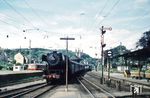 23 033 (Bw Mönchengladbach) fährt vor D 264 „Jugoslavia-Express“ (Den Haag - Belgrad) in Remagen ein. (05.1958) <i>Foto: Carl Bellingrodt</i>