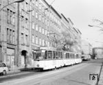 Tw 217 072 mit Bw 267 119 und Bw 267 121 in der Veteranenstraße in Berlin. (17.04.1987) <i>Foto: Hans-Jürgen Trunk</i>