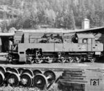 1942 wurden nach langer Entwicklungszeit zwei Exemplare einer Dampflokomotive für die Erzbergbahn geliefert, welche die Vorgängerreihen 97 und 197 an Leistung übertreffen sollten. Obwohl die Maschinen dreimal so stark wie die ursprüngliche Erzbergbahnlok der Reihe 97 war, konnten sie nicht befriedigen. Es traten laufend technische Schwierigkeiten auf, die lange Aufenthalte in der Werkstatt zur Folge hatten. Auch konnten die Maschinen wegen ihres Gewichts von 125 t nur auf der Erzberg-Südrampe zwischen Vordernberg und dem Erzberg eingesetzt werden. Bereits 1949 wurde 97 402 abgestellt und als Ersatzteilspender verwendet. 97 401 (ÖBB 297.401) war auch nur bis 1964 in Betrieb. Seit 1976 steht sie als Denkmallok in Vordernberg. (13.10.1970) <i>Foto: Dieter Kempf</i>