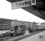 52 4908 vor einem Personenzug im Bahnhof Stralsund. (04.07.1968) <i>Foto: Will A. Reed</i>