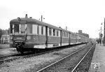 184 002 (WUMAG, Görlitz) der Bauart "Ruhr" wurde 1938 speziell für die Bedürfnisse eines schnellen Nahverkehrs im Ruhrgebiet gebaut. Seine erste Beheimatung als VT 137 291 a/b Essen war im Bww Dortmund Bbf. Die acht gebauten Triebwagen wurden aber bereits Anfang 1939 nach nur halbjähriger Betriebszeit an der Ruhr an die RBD Saarbrücken abgegeben, von wo sie vollzählig zum Bahnbetriebswerk Dresden-Pieschen weitergegeben wurden. Von den sechs in Dresden-Pieschen beheimateten Fahrzeugen konnten fünf nach dem Krieg wieder in den Betriebsdienst aufgenommen werden. Der sechste wurde um 1956 im RAW Wittenberge zerlegt. Die Fahrzeuge wurden zunächst in Dresden-Pieschen, ab 1953 in Berlin-Karlshorst beheimatet. Mit Einführung des EDV-Nummernsystems bei der DR erhielt VT 137 291 die neue Bezeichnung 184 002. 1982 abgestellt, wurde er am 30.11.1984 ausgemustert und im März 1986 in Wittenberge zerlegt. (06.10.1975) <i>Foto: Manfred Elster</i>