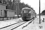 Obwohl seit 3. Juni 1956 die komplette Stichstrecke nach Strausberg-Nord an das Gleichstromnetz der Berliner S-Bahn angeschlossen war, wurde im Februar 1968 dieser ungewöhnliche Einsatz des SVT 137 231 notwendig, da das Unterwerk Hegermühle wegen eines Umbaus zeitweise keinen Strom mehr lieferte. (02.1968) <i>Foto: Manfred Elster</i>