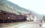 50 484 (Bw Oberlahnstein) auf der linken Rheinstrecke bei Rhens, südlich von Koblenz. Hinter der Lok läuft ein Post-c/10,8. Dieser ehemalige Butterkühlwagen wurde 1950-52 zu einem Paketpostwagen umgebaut. Ursprünglich 1927 entstanden, hielten sich die Postwagen noch bis 1969. (05.1955) <i>Foto: Carl Bellingrodt</i>