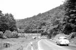 50 085 (Bw Kaiserslautern) überquert mit P 1945 die Bundesstraße 39 bei Weidenthal in der Pfalz. (25.06.1961) <i>Foto: Helmut Röth *</i>