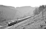 Als Schiebelok half E 50 014 dem Kohlezug mit E 50 025 über den Berg. Der Zug befindet sich hier in der letzten Kurve vor dem Schwarzkopftunnel. (15.12.1957) <i>Foto: Kurt Eckert</i>