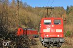 Im Ausweichgleis des Betriebsbahnhofs Heigenbrücken West wartet 151 035 die Vorbeifahrt des nächsten bergfahrenden Güterzuges GC 98575 (Neuss Gbf - Neustadt/Donau) mit 152 173 ab. (03.12.2016) <i>Foto: Joachim Bügel</i>