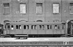 Der 3. Klasse-Wagen "090813 Mü" (Bauart bay.99) in München Hbf. (1950) <i>Foto: Dr. Scheingraber</i>