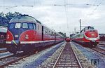 Im Übergabebahnhof der WHE begegnen sich der Pendelzug 613 610/620 und 601 011. (04.09.1983) <i>Foto: Wolfgang Bügel</i>