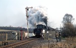 050 413-4 (50 413) verlässt unter Beobachtung des bundesdeutschen Grenzschutzes den Bahnhof Ellrich.  (01.11.1972) <i>Foto: Peter Schiffer</i>