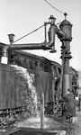 012 066 füllt ihre Wasservorräte am E 1631 im Bahnhof Leer/Ostfriesland auf. (10.03.1973) <i>Foto: Dr. Thomas Obst</i>