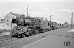 50 648 und 50 1963 vor einem BASF-Güterzug nach Limburg/Lahn in Frankfurt-Höchst. (22.03.1958) <i>Foto: Kurt Eckert</i>