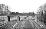 57 1123 mit einem Übergabezug von Frankfurt-Süd nach Niederrad auf dem Kreuzungsbauwerk der Hauptstrecke von/nach Darmstadt bei Frankfurt-Louisa. (05.04.1958) <i>Foto: Kurt Eckert</i>