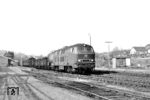 216 103 fährt mit einem Güterzug nach Gerstungen durch den Bahnhof Hönebach. (25.03.1973) <i>Foto: Dieter Kempf</i>