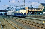 221 105 fährt mit Sonderzug Gag 72483 nach Flandersbach durch Duisburg-Wedau Personenbahnhof. (22.09.1979) <i>Foto: Manfred Kantel</i>