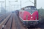 221 114 mit Lokführer W. Hagenbrock vor Ng 63469 im Bahnhof Duisburg-Ruhrort Hafen. (25.09.1979) <i>Foto: Manfred Kantel</i>
