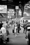 TEE 190 "Parsifal" nach Paris beim Zwischenhalt in Hamburg Hbf.  (18.06.1962) <i>Foto: Walter Hollnagel</i>