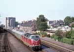 220 077 durchfährt vor D 445 (Köln - Görlitz) den Bahnhof Peine. (09.09.1975) <i>Foto: Peter Schiffer</i>