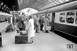 TEE 155 "Parsifal" von Paris nach Hamburg beim Zwischenhalt in Köln Hbf.  (22.06.1962) <i>Foto: Walter Hollnagel</i>
