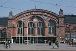 Mit täglich rund 120.000 Reisenden gehört Bremen Hbf zu den meist frequentierten Bahnhöfen der DB. Das von 1885 bis 1889 errichtete Gebäude am Bremer Bahnhofsplatz entwarf der Architekt Hubert Stier im Stil der Neorenaissance.  (09.1964) <i>Foto: R.F. Collins</i>