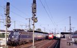 110 315 mit 103 213 und 110 426 im Bahnhof Köln-Deutz. (22.09.1989) <i>Foto: Peter Schiffer</i>