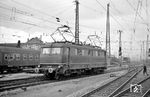 Zur Verwirklichung ihres bereits 1950 geplanten Elektrifizierungsprogramms suchte die DB nach einer Universallokomotive, die zwecks Minimierung der Beschaffungs- und Unterhaltungskosten in möglichst vielen Bauteilen übereinstimmen sollte. 1953 wurden fünf Erprobungsträger in Dienst gestellt, die sich im Wesentlichen in ihren Antriebsarten unterschieden und als Baureihe E 10 bezeichnet wurden. E 10 001 wurde am 05. März 1953 von Krauss-Maffei/AEG mit Alsthom-Antrieb beim Bw München Hbf in Dienst gestellt. Die seit Februar 1955 in Nürnberg beheimatete Lok wurde hier in Frankfurt/M Hbf angetroffen. (16.08.1961) <i>Foto: Helmut Röth</i>