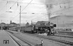 01 093 verlässt mit E 741 nach Köln den Wiesbadener Hauptbahnhof. (16.08.1961) <i>Foto: Helmut Röth *</i>