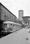 ET 11 01 verlässt als F 30 "Münchener Kindl" den Stuttgarter Hauptbahnhof. Im Jahr 1957 nahm die Bun­des­bahn nochmals rich­tig Geld in die Hand, um den Vor­kriegs­trieb­wa­gen eine län­ge­re Ein­satz­zeit zu er­mög­li­chen, allerdings nur mit mä­ßi­gem Er­folg. Über die Som­mermonate 1957 wur­de bei allen drei Trieb­wa­gen der Ge­päck­raum ver­än­dert, ein 18-plätziger Spei­se­raum neu eingebaut und vier wei­te­re Ab­tei­le mit Ein­steck­ti­schen konnten zum Essen ge­nutzt wer­den (Quelle: "Das 1958-Projekt"). Schon vor dem Som­mer­fahr­plan 1959 wur­den die ET 11 allerdings wieder aus dem Plan­dienst ge­nom­men, so dass die Trieb­wagen gerade einmal von Mit­te No­vem­ber 1957 bis Fe­bru­ar oder März 1959 im F-Zug-Dienst stan­den. (25.05.1958) <i>Foto: Kurt Eckert</i>