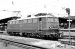 E 10 139 war zum Zeitpunkt der Aufnahme gerade einmal 3 Wochen alt. Die am 05. Mai 1958 beim Bw Frankfurt/M-1 in Dienst gestellte Lok wurde in Stuttgart-Bad Cannstatt angetroffen. (25.05.1958) <i>Foto: Kurt Eckert</i>